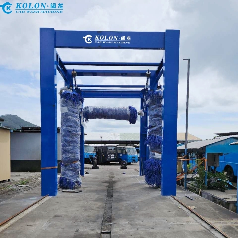 ΚΟΛΟΝ Οδήγηση μέσω του κουμπιού διακοπής έκτακτης ανάγκης Εξοπλισμένο με 3 βούρτσες Μηχανή πλύσης λεωφορείων με έλεγχο PLC 267L κατανάλωση νερού