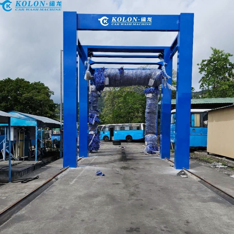 ΚΟΛΟΝ Οδήγηση μέσω του κουμπιού διακοπής έκτακτης ανάγκης Εξοπλισμένο με 3 βούρτσες Μηχανή πλύσης λεωφορείων με έλεγχο PLC 267L κατανάλωση νερού