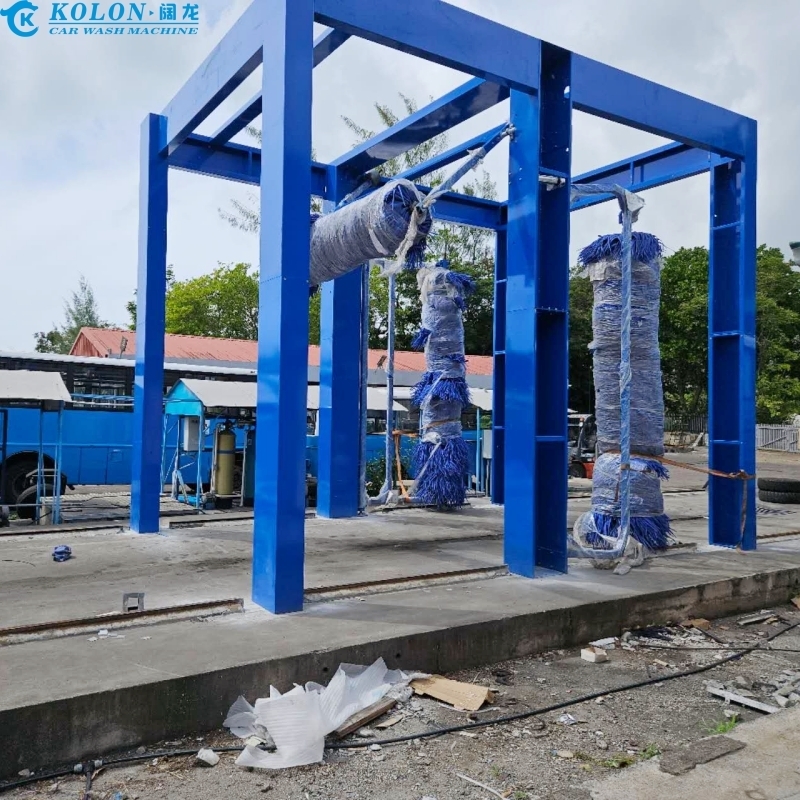 ΚΟΛΟΝ Οδήγηση μέσω του κουμπιού διακοπής έκτακτης ανάγκης Εξοπλισμένο με 3 βούρτσες Μηχανή πλύσης λεωφορείων με έλεγχο PLC 267L κατανάλωση νερού